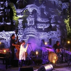 Concert Mélanie de Biasio (voix, flûte). Avec Pascal Mohy (piano), Samuel Gerstmans (contrebasse), Dré Pallemaerts (batterie) et Pascal Paulus (clavier). Palais idéal du facteur Cheval (Hauterives, Drôme). Vendredi 20 juin 2014. Photo : www.pascalkober.com