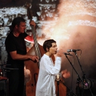 Concert Mélanie de Biasio (voix, flûte). Avec Pascal Mohy (piano), Samuel Gerstmans (contrebasse), Dré Pallemaerts (batterie) et Pascal Paulus (clavier). Palais idéal du facteur Cheval (Hauterives, Drôme). Vendredi 20 juin 2014. Photo : www.pascalkober.com