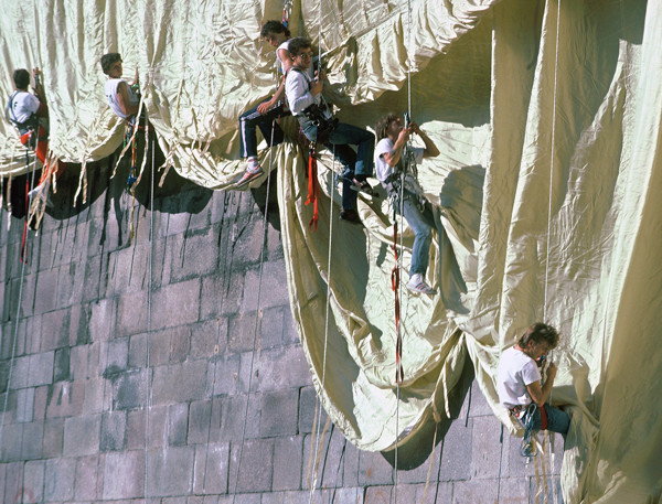 Christo, emballage du Pont Neuf, Paris, septembre 1985, photo Pascal Kober