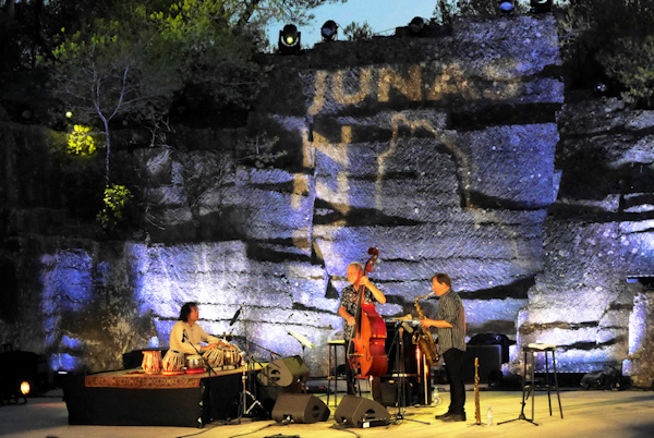 Zakir Hussain (avec Dave Holland et Chris Potter), Jazz à Junas, 2022, photo Pascal Kober