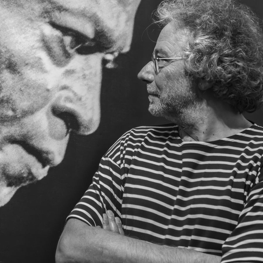 Pascal Kober en 2017 avec son portrait de Miles Davis en 1989, photo Martin Stahl MAS3035